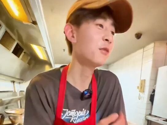 مقابلة حقيقية مع شاب من هونان يبلغ من العمر 19 عامًا في مطعم بأستراليا