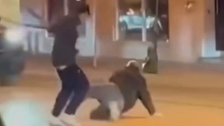 [Award of Weird News] "A man got into a conflict with a passerby and grabbed a python and whipped th