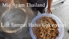 The PRETTIEST Chicken Noodle Girl In Bangkok - Thailand Street Food