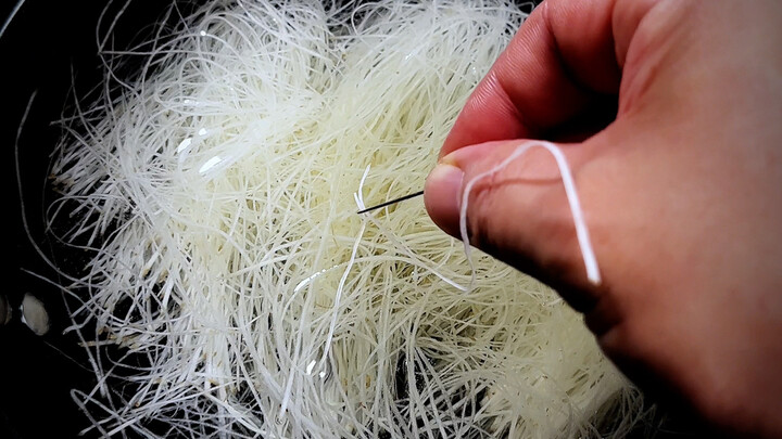 Mengiris kentang menjadi serpihan #keterampilan-memasak #irisan-kentang #makan-dengan-seni #koki #ah