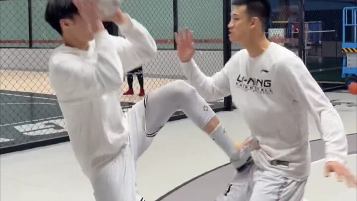 Không sao chứ anh bạn, anh bạn của bạn có ổn không, nó chẳng quan tâm đâu