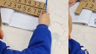 The boy made his own simple "calculator" and pulled out the cardboard to get the answer on the spot.