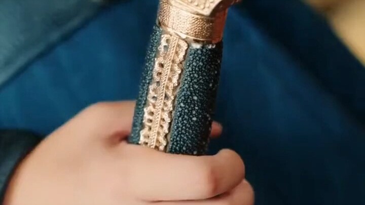 Eavesdropping on heartfelt thoughts—All the civil and military officials are waiting for me to atten