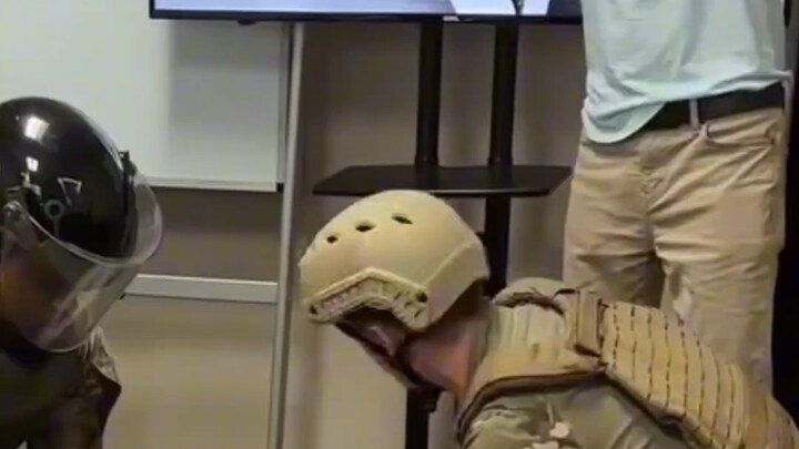 Hai quân nhân xông vào lớp học, và ngày sinh nhật này trở thành kỷ niệm khó quên suốt đời của cô giá