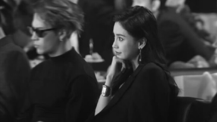 โอ้โห! หน้าตายายกเสื้อโค้ท แต่แม้จะเท่ขนาดไหน ก็ยังต้องยอมทำตัวเรียบร้อยช่วยพี่สาวจัดเสื้อผ้าให้เนี้