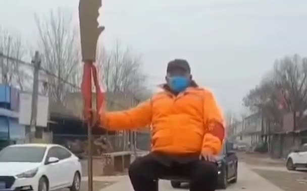 Wow! The old man stands at the village entrance wielding a Guan Gong blade, driving away any dog tha