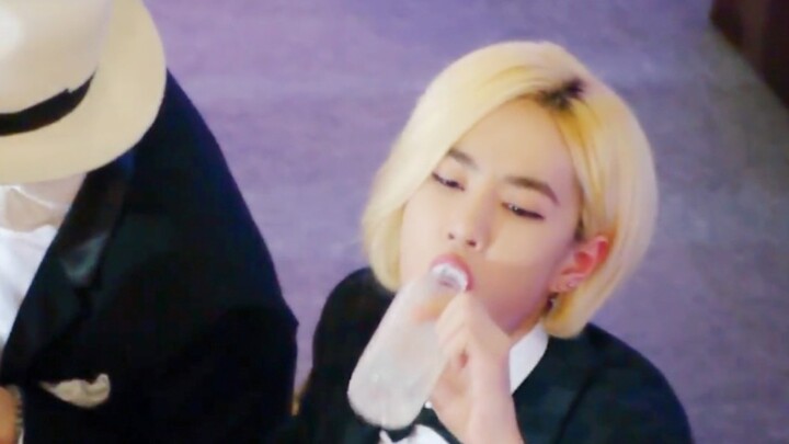 【ไป๋มู่ตัน】ภาพถ่ายจากแฟนคลับในงานพบปะแฟนคลับที่ไทย 150306 // ผงชงน้ำของคุณชายตันตันอยู่ไหน?