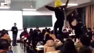 《 看 我 一 命 通 关 》