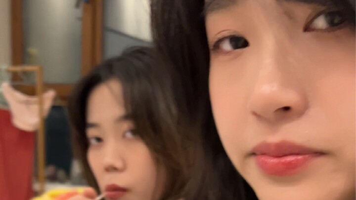 Senang punya teman sekamar perempuan: makan dan minum gratis tiap hari!