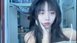 Makan siang hanya menghabiskan enam yuan, beli kelapa sebagai hadiah untuk diri sendiri.