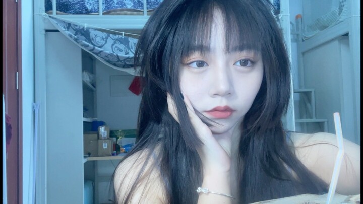 Lunch only cost six yuan; I bought a coconut to treat myself.