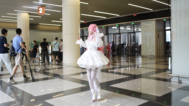⚡When I wore stilettos to a cosplay convention and kept twisting my ankle while dancing⚡ It was so f