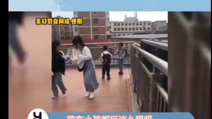 Anak-anak zaman sekarang udah sekeras ini? Gunting, batu, kertas kalah langsung berlutut sambil mang