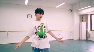 【余宇涵】演唱会的衣服都没换，马不停蹄的赶回了学校 宝宝你我哭死
