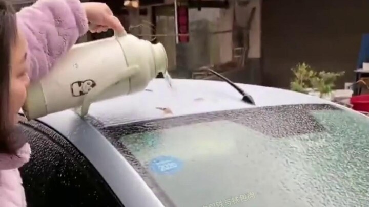 A woman proved with her actions that you shouldn’t pour boiling water on frozen glass!