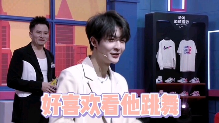 Hahaha, why does he look so graceful even though he's just learning to dance? It's actually quite ha