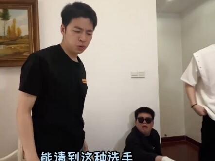 May quá, tôi có hai vị hộ pháp Hềm – Ha!