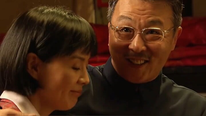 养父端来一碗鸡汤，几个孩子愣是一根骨头都没给他剩下