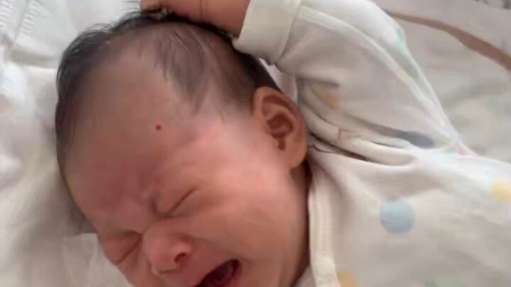 ลูกน้อยร้องไห้ลั่นบ้านอยู่ดีๆ พอหันกลับมาอีกทีก็จับผมตัวเองดึงซะแล้ว ฮ่าฮ่าฮ่า!