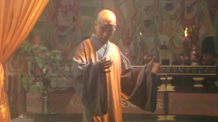 The abbot slapped the monk, but unexpectedly, golden light suddenly radiated from the monk's entire 