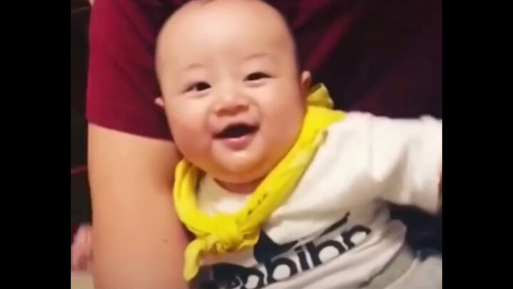 Mẹ chọc con vs bố chọc con: biểu cảm hờ hững của bé cưng thật là hài hước!