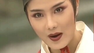 Adegan pertarungan aktris bela diri klasik dengan penampilan cantik dan heroik