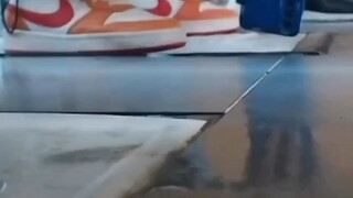 武汉 男子上厕所时通过地面水渍反光，发现隔壁在偷拍。男子称敲门警告了对方，但被对方骂有病。
