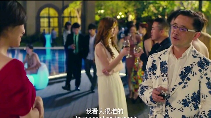心机女故意和美女撞衫，还向她泼红酒，不料结局惨了。
