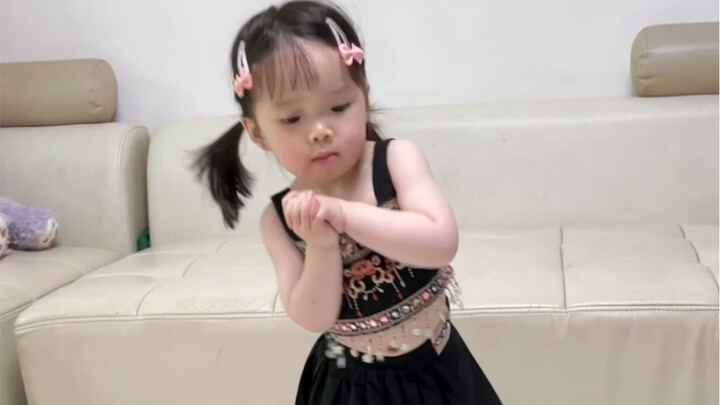 ردود أفعال صغار البشر على الأغاني الشهيرة المختلفة