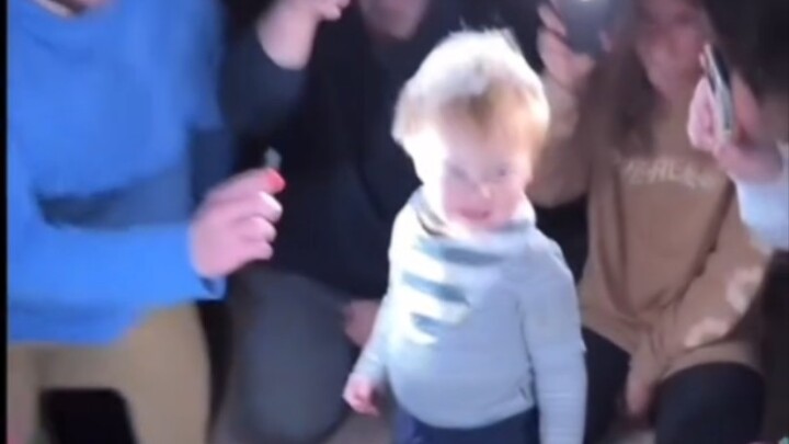 Berdiri di bawah sorotan lampu…