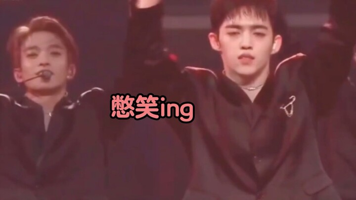 【SEVENTEEN Lee Seok‑min】Tổng hợp các màn cười mất kiểm soát trên sân khấu của DK