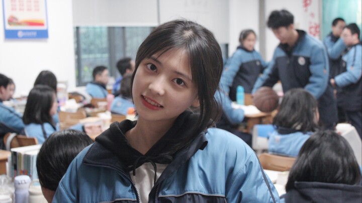 [Tili] School Uniform Photos from a High School Senior Born in ’05 ~