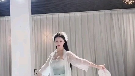 勾栏听曲戏美人，青衫点红烛，半解衣袖欲不能。