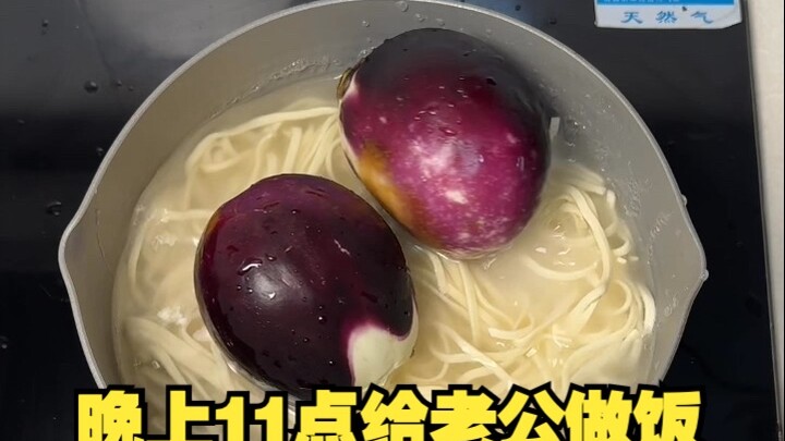 บอกตามตรง วันนี้อิจฉาสามีฉันมาก! เพราะทำอร่อยจริงๆ มะเขือยาวน่าจะผัดให้สุกนานกว่านี้อีกหน่อย!!
