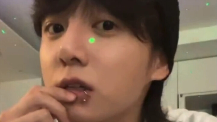 Jungkook: Maaf sekali! Aku kembali menindik bibir!