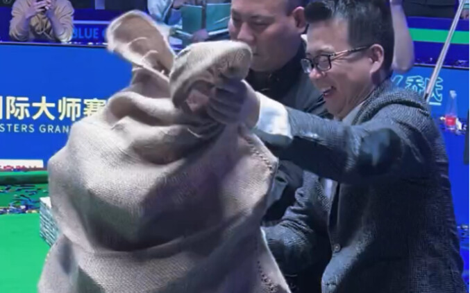 تهانينا لـ تشنغ يوبو على فوزه بلقب بطل العالم 🏆. #بطولة البلياردو_5_ملايين #بطولة جياوشي للبلياردو ا