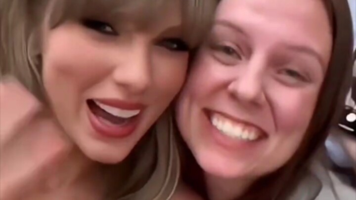 عندما تلتقط صورة مع تايلور سويفت، يصبح يومك ملؤه دلال الماما تايلور!