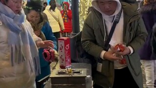热心哈尔滨市民，大哥带着家人在中央大街免费给外地小金豆们发暖宝宝，为哈尔滨上分 南方小土豆进击哈尔滨  哈尔滨