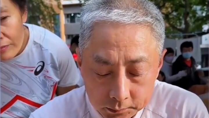 ฉันกลัวว่าหน้าของหมอจีนจะกลายเป็นเศร้าหมองขึ้นมาทันที