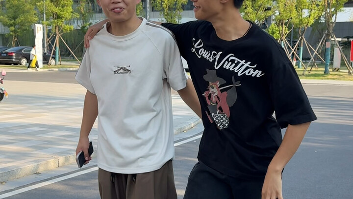 Exercise with bros to welcome new students at the start of the semester