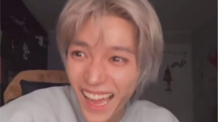 李泰容今天直播看粉丝恶搞的boss舞台哈哈哈