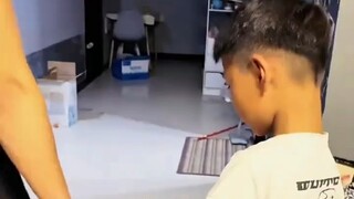 Anak kecil kasihan pada ayahnya, lalu menggambar sebuah baju