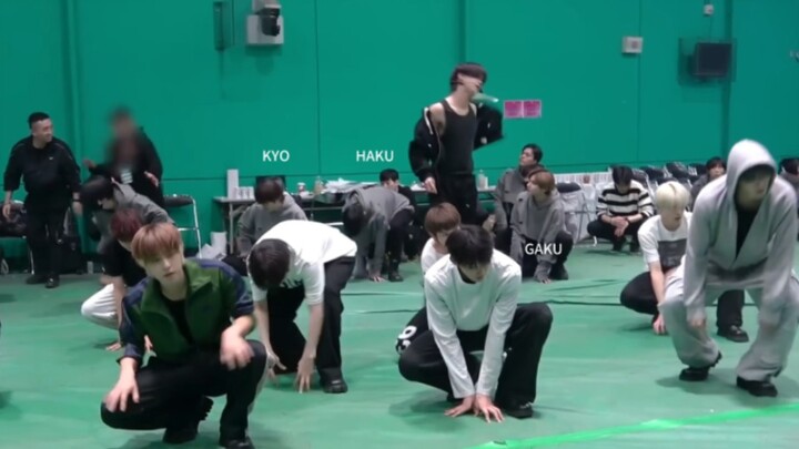 คลิปเบื้องหลังห้องซ้อมเต้นของ 24 กลุ่มที่ร่วมเต้นประกอบพี่ๆ &TEAM (สมาชิกทั้งหมด)