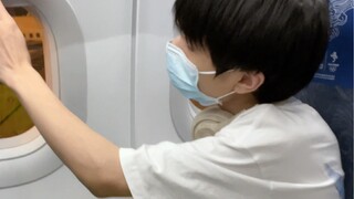 飞机偶遇可爱弟弟