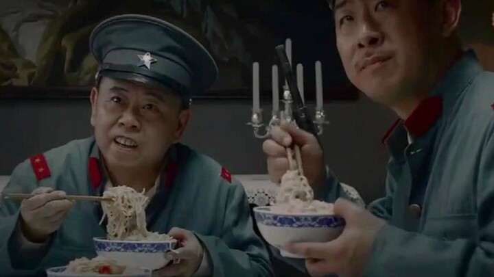 Pan Zi memakan mie yang dimasak dengan arsenik, dan rasanya sangat lezat