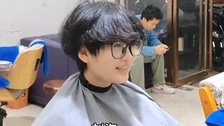 天选顶流理发师，半个理发界都来了#听得懂话的理发师出现了 #理发师晓华 #天选理发师