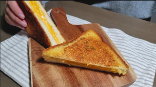 ทำขนมปังปิ้งชีสย่างกรุบๆไหม้ๆแต่กำลังดี