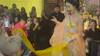 I just love how she dances to "Mangzhong"! So lively and hilarious hahaha!