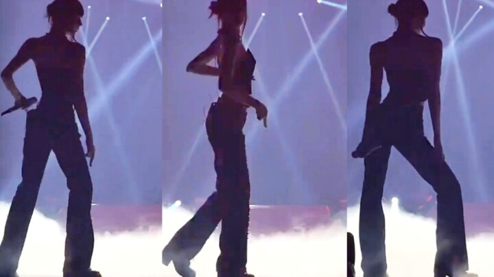 Đã mấy năm rồi, hôm nay Lisa vẫn khiến tôi cảm thấy vô lý hết sức.