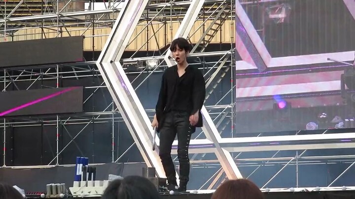 Biên Bách Hiền: Chính cái động tác này do ChanRyeol làm khiến tôi tưởng mình đã bật nhầm kênh.